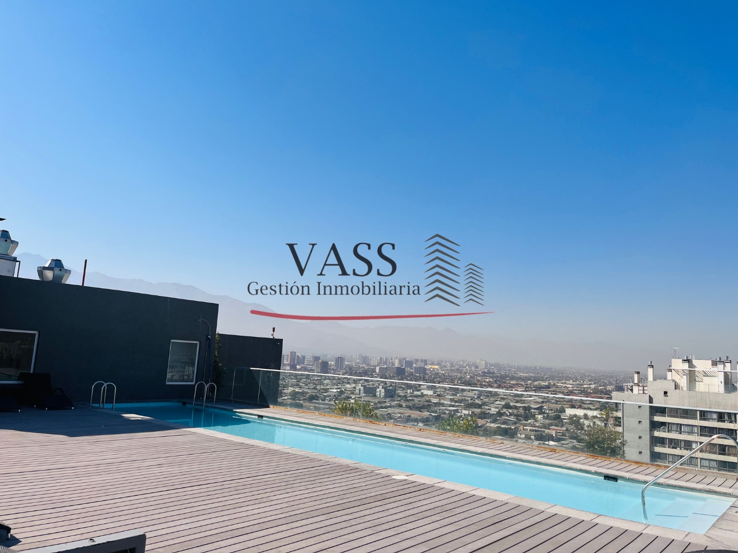 VASS Gestión Inmobiliaria arrienda departamento último piso, vista panorámica. Santiago