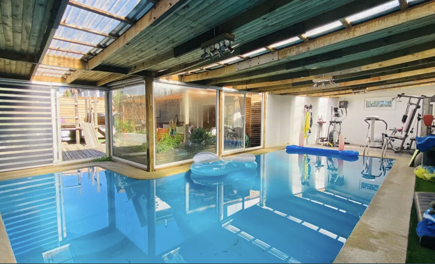 VASS Gestión Inmobiliaria vende casa de 3 pisos con piscina climatizada en exclusivo barrio de Lomas de Montemar