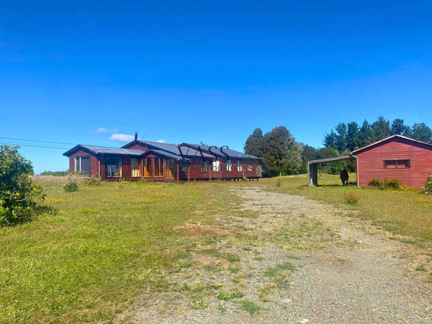 VASS Gestión Inmobiliaria vende parcela 1Ha con casa 7D 5B en Ruta 5. Ancud.