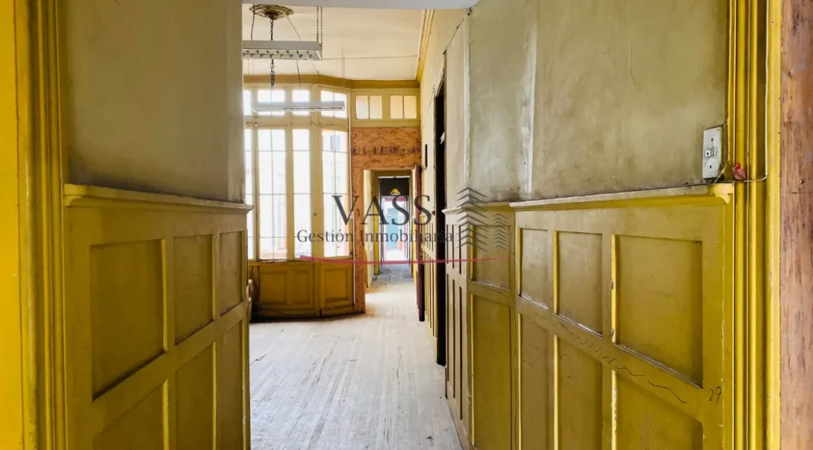 D_NQ_NP_2X_671572-MLC72558745193_102023-F-vass-vende-local-comercial-en-pleno-centro-huerfanos-stgo