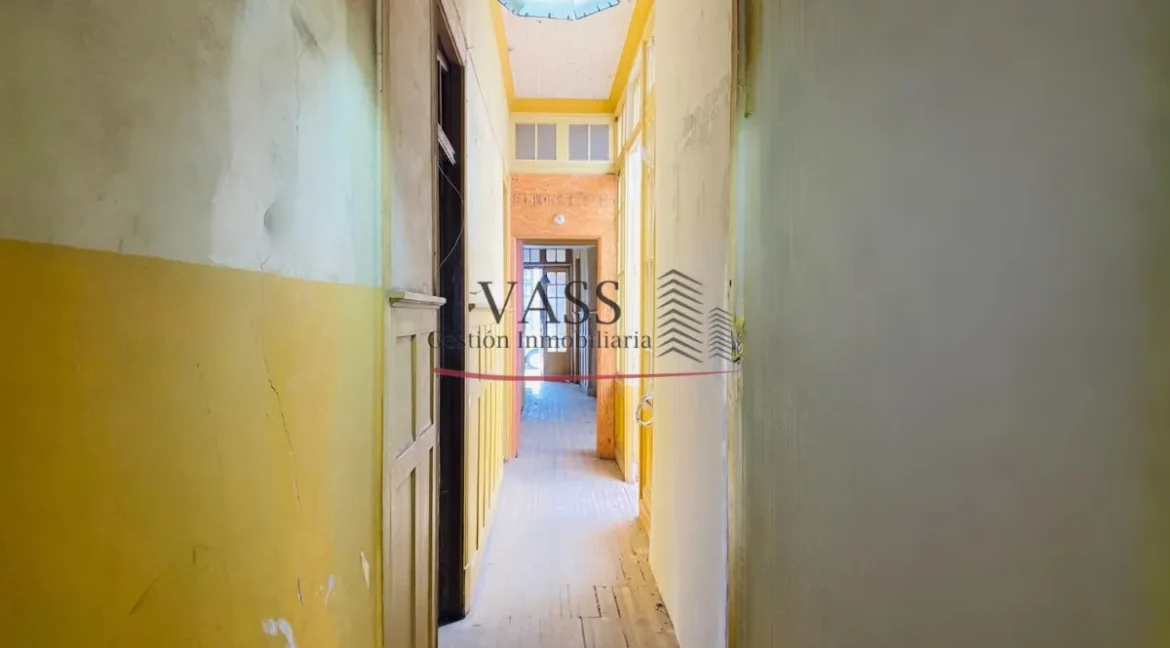 D_NQ_NP_2X_826789-MLC72558745181_102023-F-vass-vende-local-comercial-en-pleno-centro-huerfanos-stgo